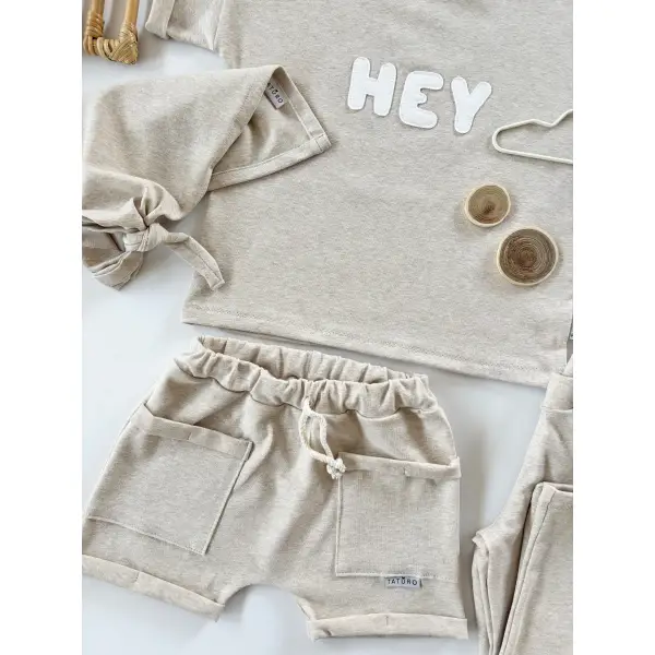 KOMPLET T-SHIRT ,,HEY’’NATURAL + SZORTY Z KIESZONKAMI NATURAL